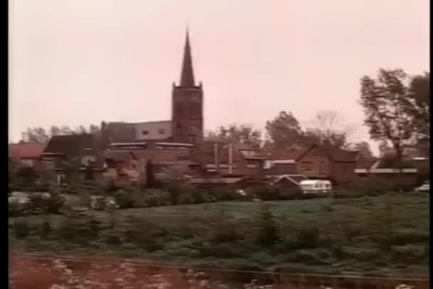 Tot Oprichting Van Schot Van Kleine Stad Met Grote Kerk — Stockvideo