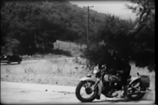 Αστυνομικός Μοτοσικλέτα Που Κυνηγούν Αυτοκίνητο Στον Δρόμο Χώρα — Αρχείο Βίντεο
