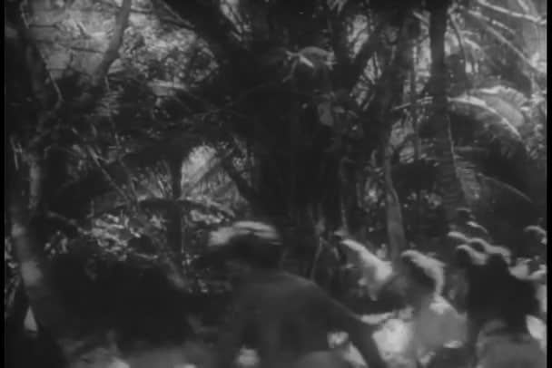 Amplio Tiro Nativos Corriendo Selva — Vídeos de Stock