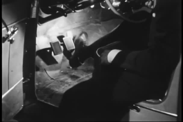 男子在车上测试脚踏板 — 图库视频影像