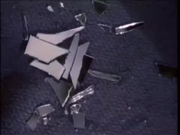 Πρόσωπο Που Μαζεύει Κομμάτια Σπασμένου Καθρέφτη Στο Χαλί — Αρχείο Βίντεο