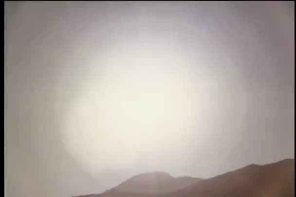真昼の山頂に輝く明るい太陽 — ストック動画