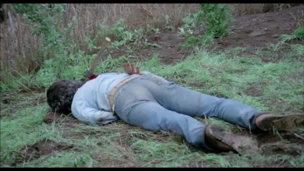 Άνθρωπος Τσεκούρι Του Πίσω Ξαπλωμένο Κάτω Στο Γρασίδι Δεκαετία 1970 — Αρχείο Βίντεο