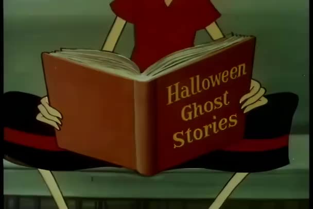 Close Orang Membaca Halloween Cerita Hantu — Stok Video