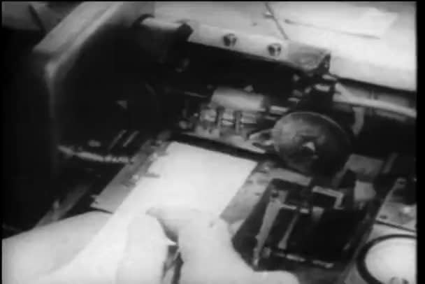 Nahaufnahme Einer Teletype Maschine Aus Den 1940Er Jahren — Stockvideo