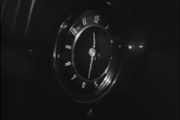 Człowiek Przy Użyciu Gniazda Zapalniczki Samochodzie 1940 Roku — Wideo stockowe