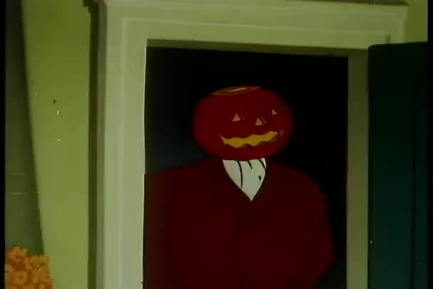 Άνθρωπος Κολοκύθα Κεφάλι Στέκεται Στην Πόρτα — Αρχείο Βίντεο