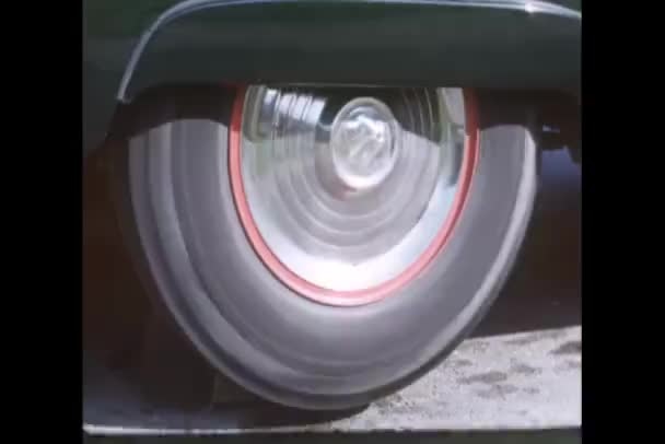 Nahaufnahme Eines Rotierenden Rades Eines Autos Aus Den 1950Er Jahren — Stockvideo