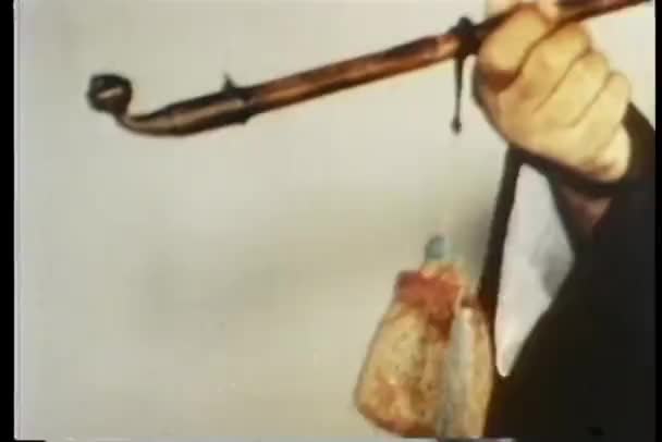 Nahaufnahme Der Hand Die Opiumpfeife Den Mund Bringt — Stockvideo