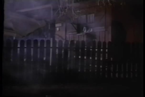 推土机在晚上拆房子 — 图库视频影像