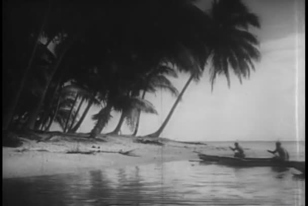 Weitschuss Einheimische Erreichen Insel Kanu — Stockvideo