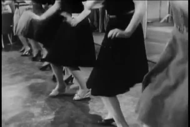 Een Lijn Van Koor Meisjes Dansen Jaren 1940 — Stockvideo