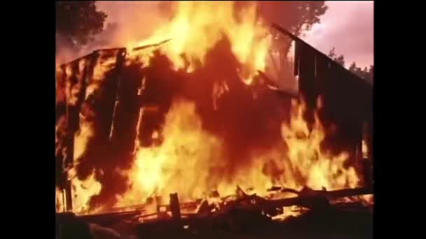 燃烧谷仓的宽射击在火焰崩溃 二十世纪五十年代 — 图库视频影像