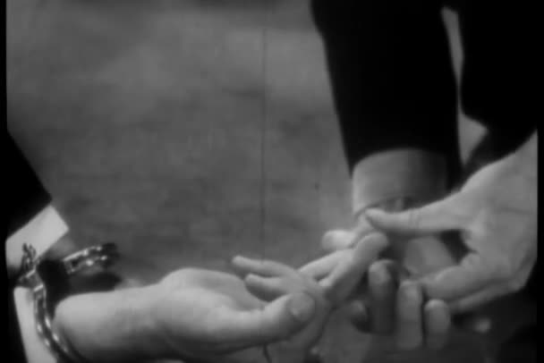 Ręce Zdejmowanie Pierścienia Palca Człowieka Kajdankach — Wideo stockowe