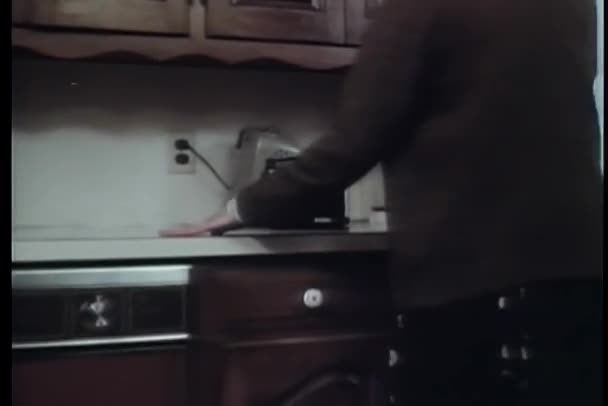开启厨房柜台上晶体管收音机的女人 — 图库视频影像