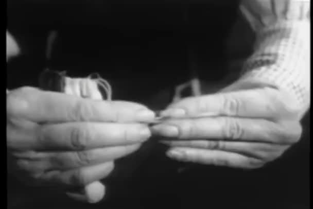 Close Das Mãos Mulher Segurando Cigarro Bolsa Enrolados — Vídeo de Stock