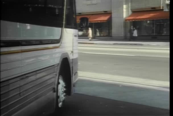 バスの駅 ニューヨーク市を残して — ストック動画
