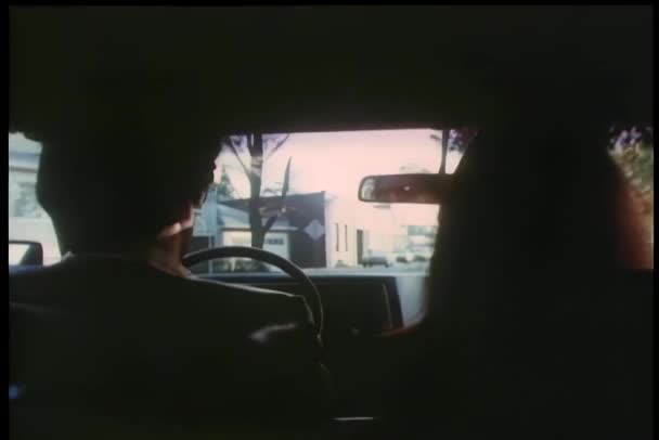 Sobre Vista Ombro Homem Mulher Dirigindo Carro — Vídeo de Stock