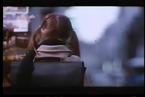 Genç Kız Otobüs Işaretleme — Stok video