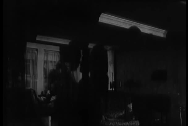 Тінь Пари Танцює Будинку Вночі — стокове відео