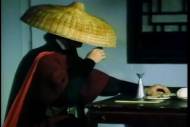 Hombre Vistiendo Sombrero Asiático Tomando Una Copa Restaurante — Vídeo de stock