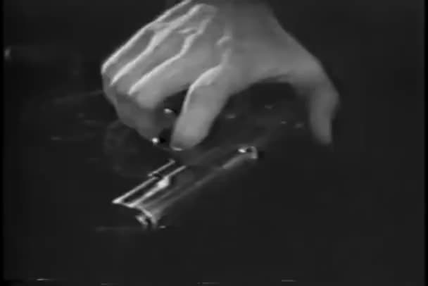 Detail Ruce Drží Zbraň — Stock video