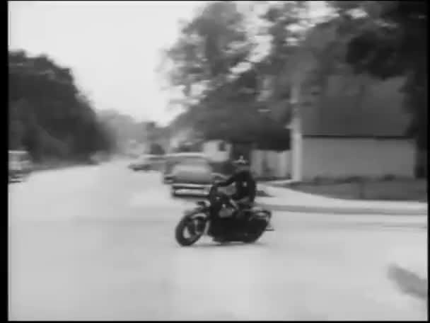Policjant Jedzie Motocykl Drodze Kraju 1950 Roku — Wideo stockowe