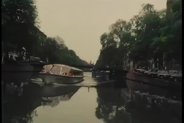 Θέα Από Μηχανοκίνητο Σκάφος Επιταχύνοντας Κανάλι Άμστερνταμ — Αρχείο Βίντεο