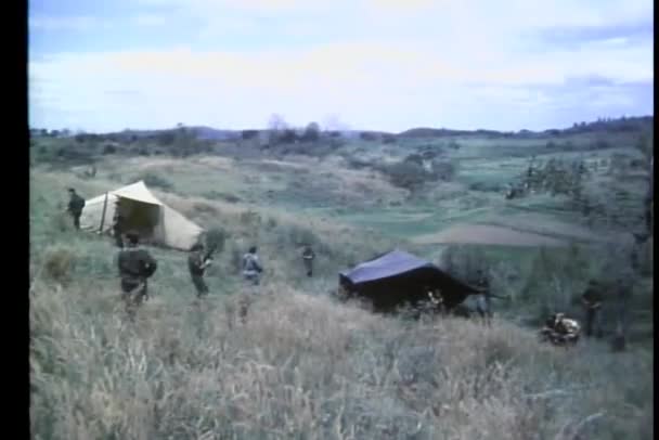 Askerler Patroling Hillside Ordu Kampı — Stok video