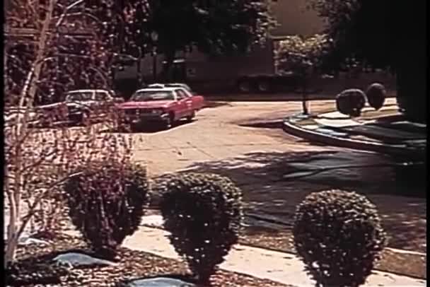 家の前に停止するタクシーのワイド ショット — ストック動画