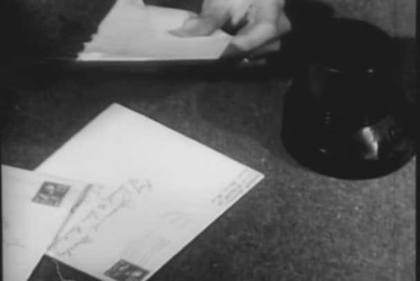 Крупный План Человека Вытаскивающего Монету Конверта 1950 Годы — стоковое видео