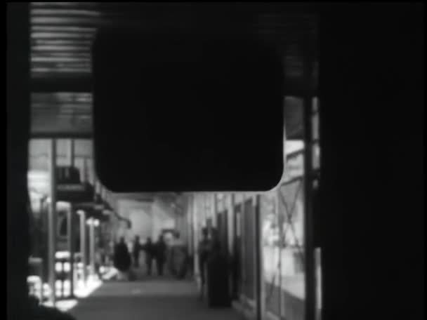 Vue Arrière Femme Ouvrant Porte Courant Dans Rue Années 1960 — Video