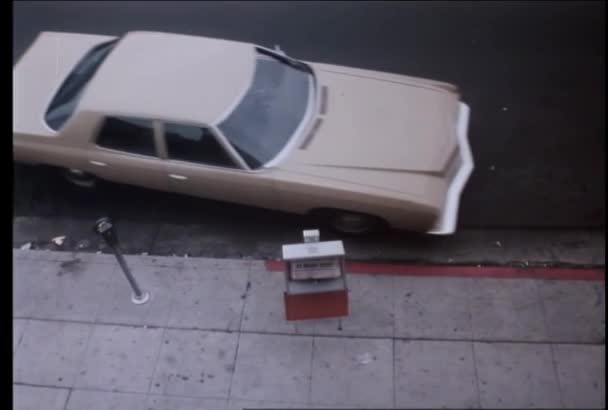 Man Parkering Bilen Gatan Genom Mätaren Och 1970 Talet — Stockvideo