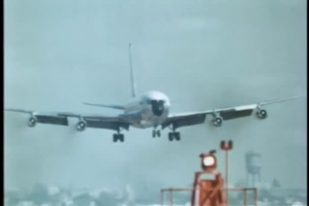 Uçak Havaalanına Iniş — Stok video