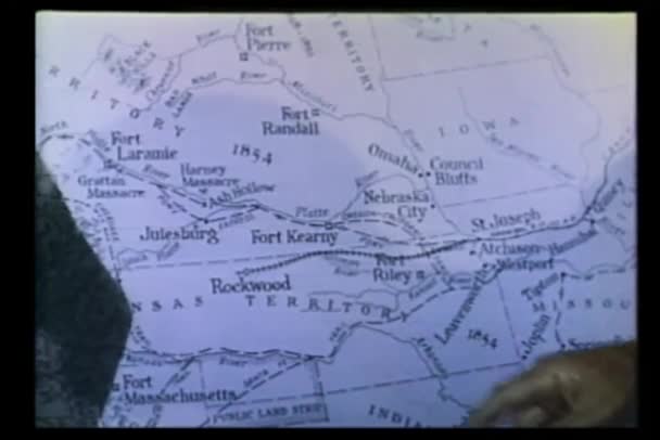 Szczelnie Góry Ręką Wskazując Mapę 1854 — Wideo stockowe