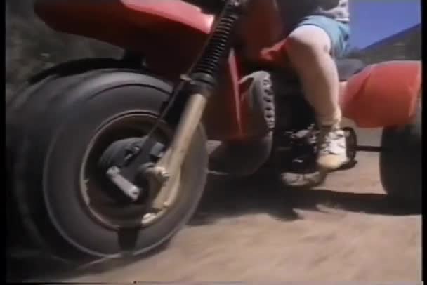 Niski Kąt Widzenia Chłopiec Jazdy Atc Rower Polnej Drodze — Wideo stockowe