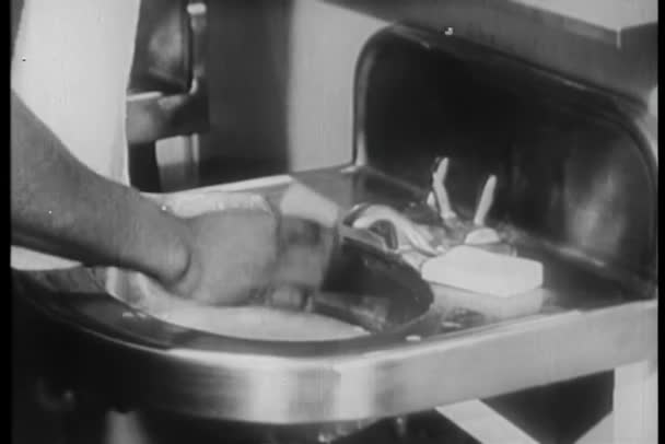 Человек Чистящий Ногти Металлической Раковине — стоковое видео