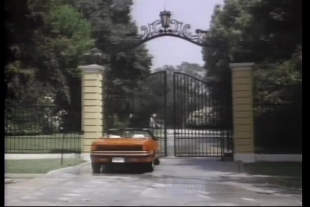 Dikiz Otomatik Kapı Açmak Için Kırmızı Cabrio — Stok video
