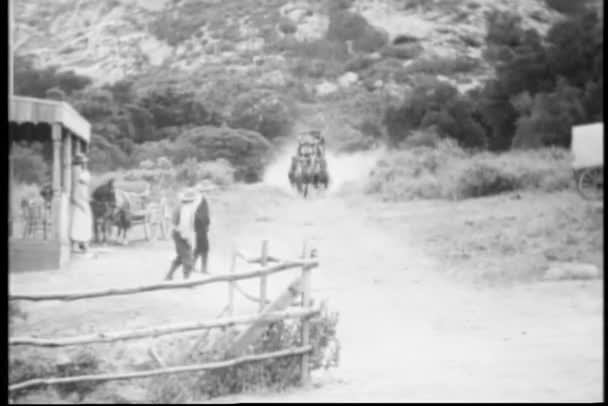 Machające Mężczyzn Podróżujących Przez Miasto Dyliżans 1930 Roku — Wideo stockowe