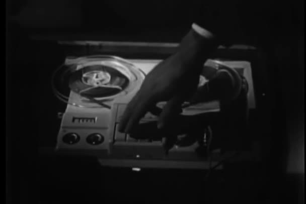 テープレコーダーを巻き戻した人物のワイドショット — ストック動画