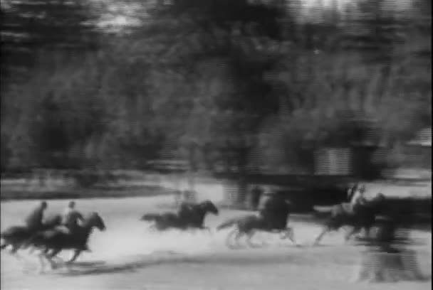 Csoport Férfi Vágtató Lóháton Táj 1930 Években — Stock videók