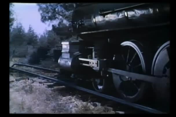 鉄道トラック ダウン旅行機関車の車輪 — ストック動画