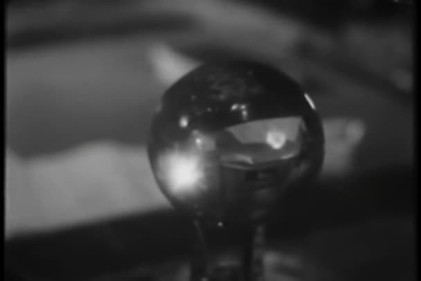 光闪烁晶体球里面的特写 — 图库视频影像