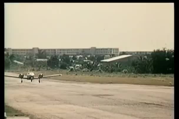 프로펠러 비행기 이륙의 빈티지 동영상 — 비디오