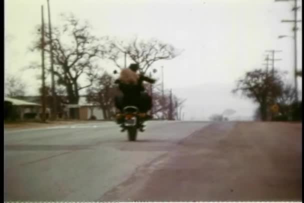 Zadní Pohled Muže Žena Koni Motocyklu Venkovské Silnici — Stock video