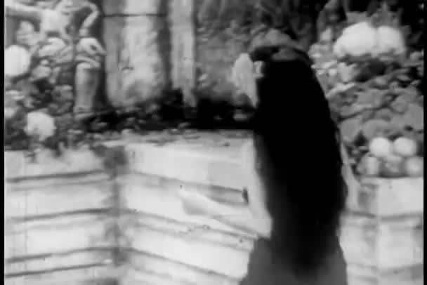 Material Envejecido Vintage Mujer Rezando Templo — Vídeos de Stock