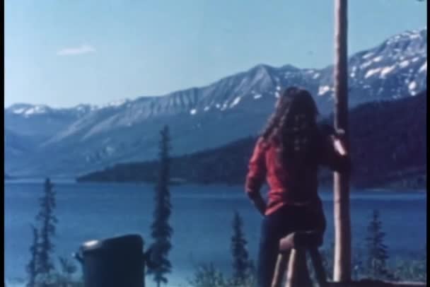 Vista Trasera Mujer Cepillándose Pelo Por Lago Alaska — Vídeos de Stock