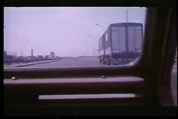 輪を渡している間車の移動の外を見る — ストック動画
