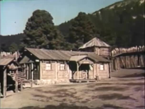 Vintage Aged Footage Panning Shot Fort 1950 — стоковое видео