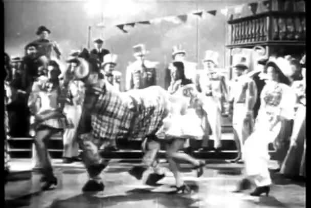 Hommes Costume Cheval Jouant Avec Des Danseuses Sur Scène — Video